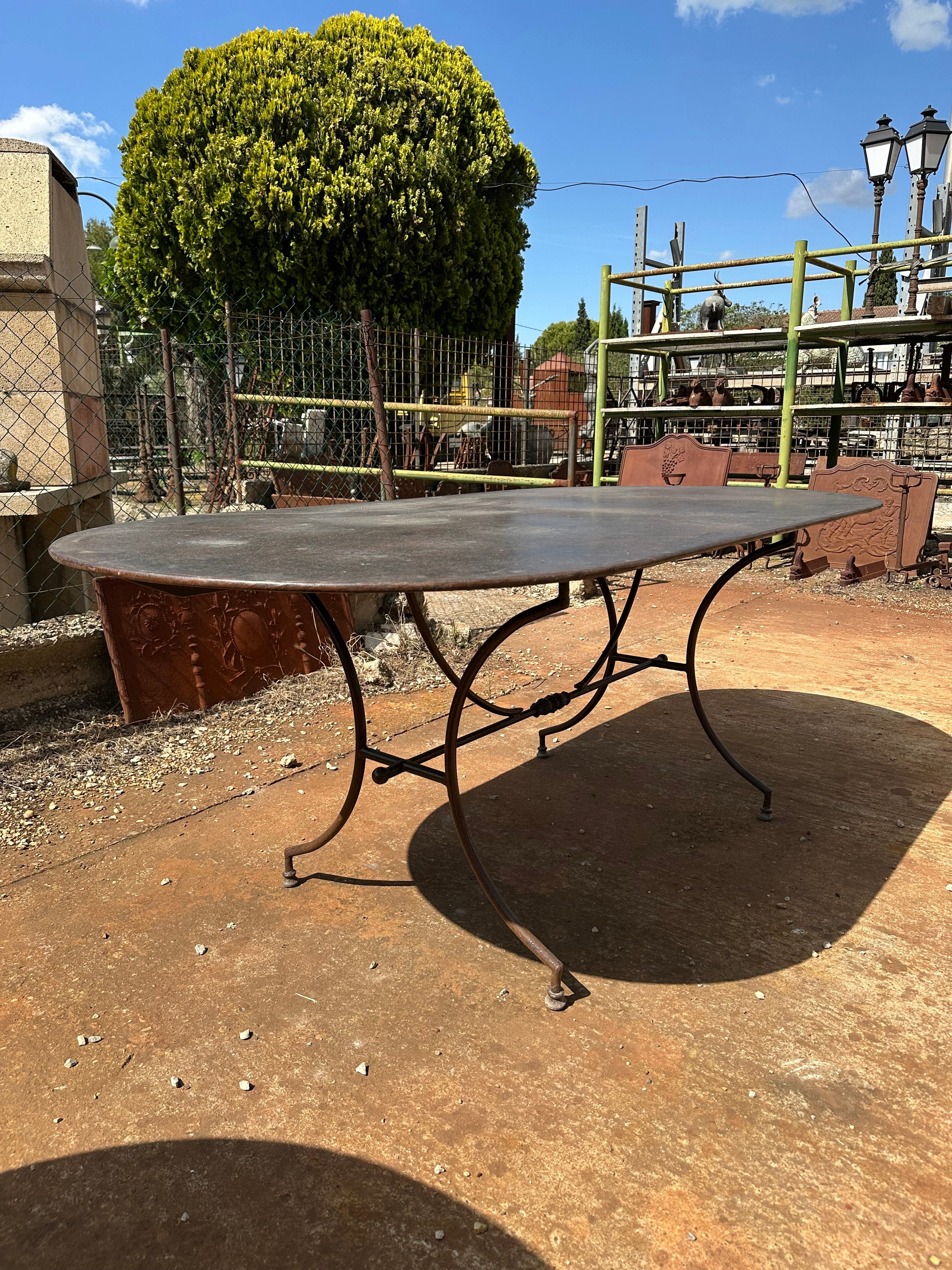 Table de jardin en fer forgé artisanal