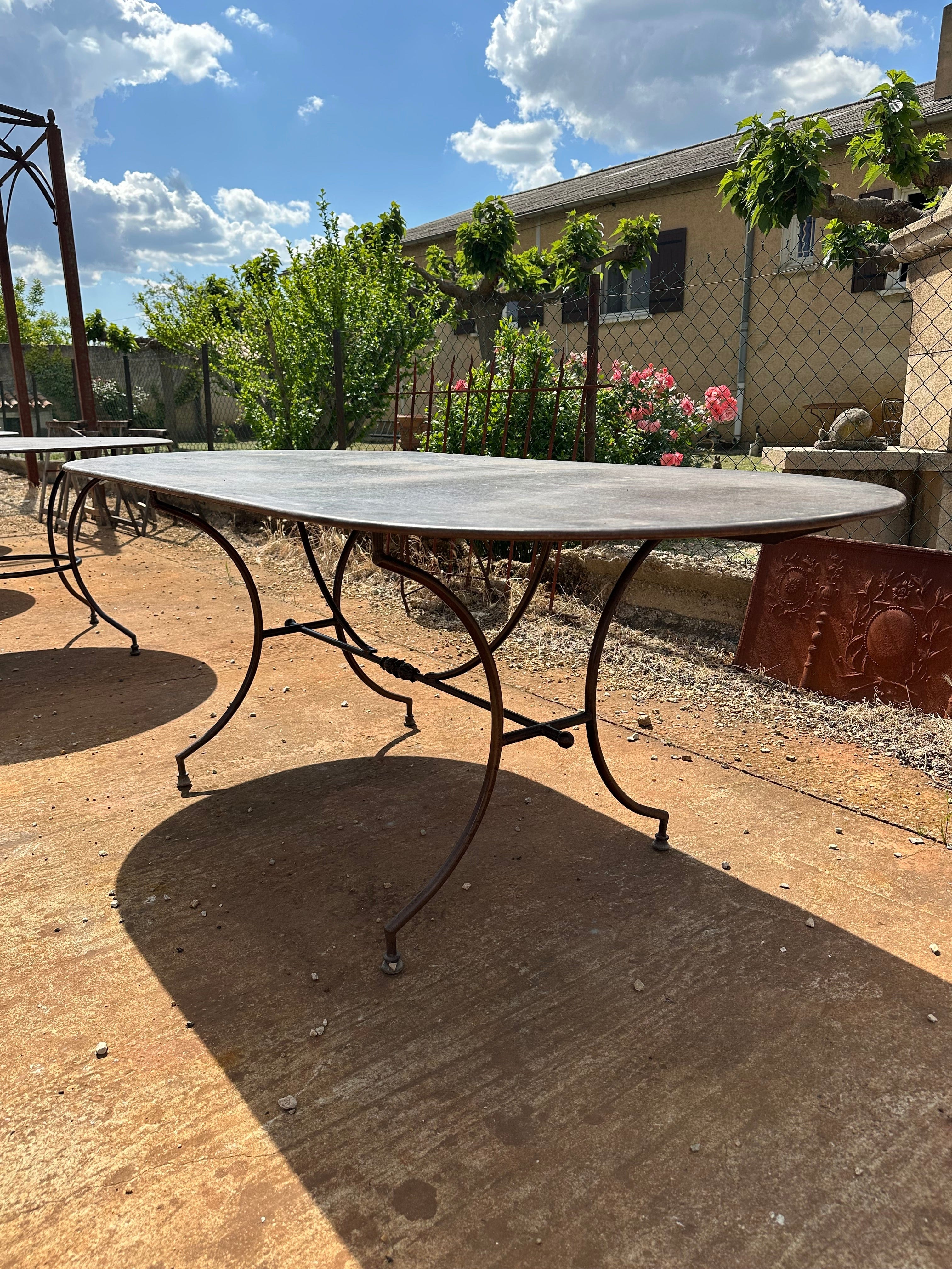 Table de jardin en fer forgé artisanal