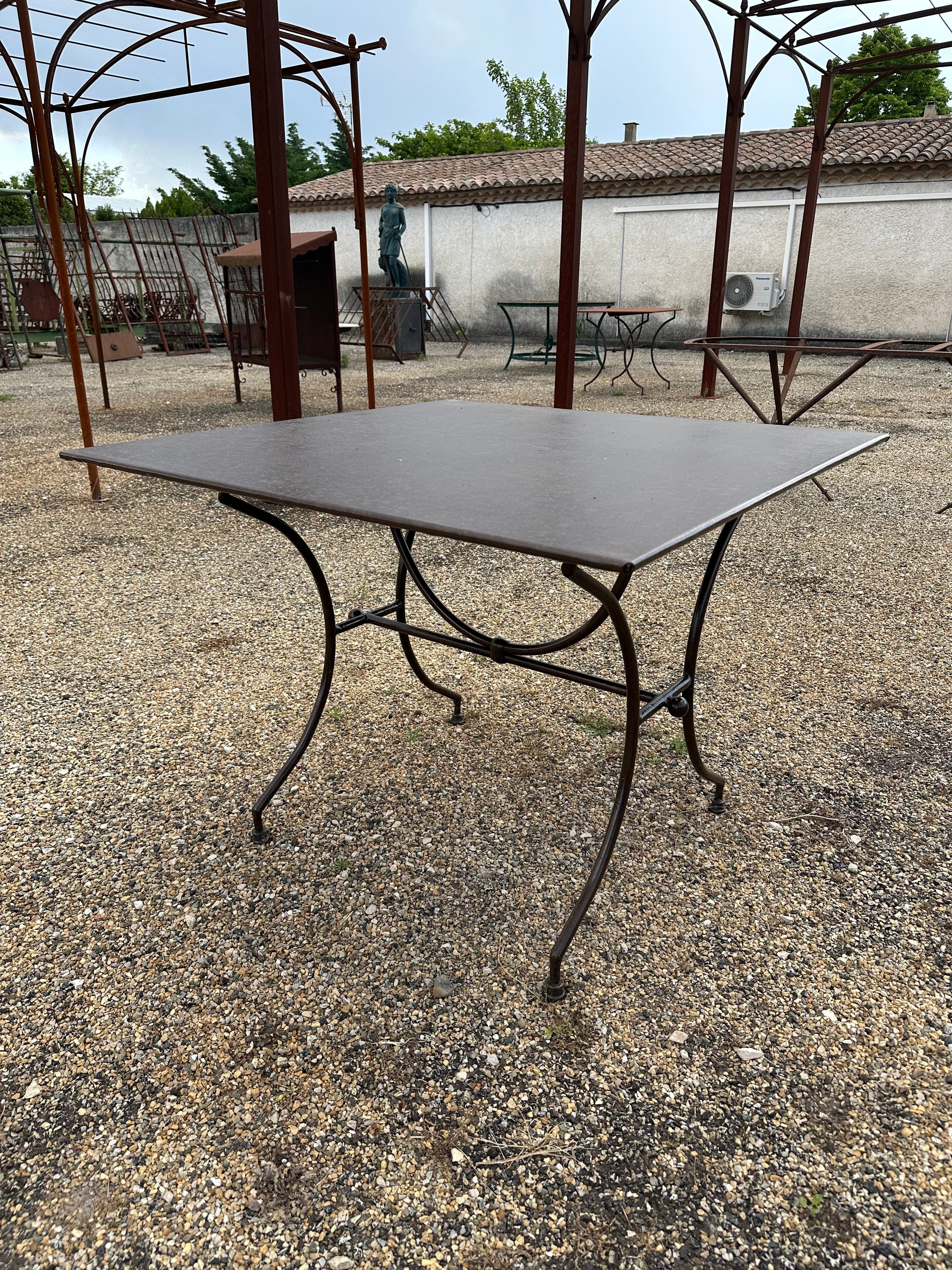 Table de jardin en fer forgé artisanal