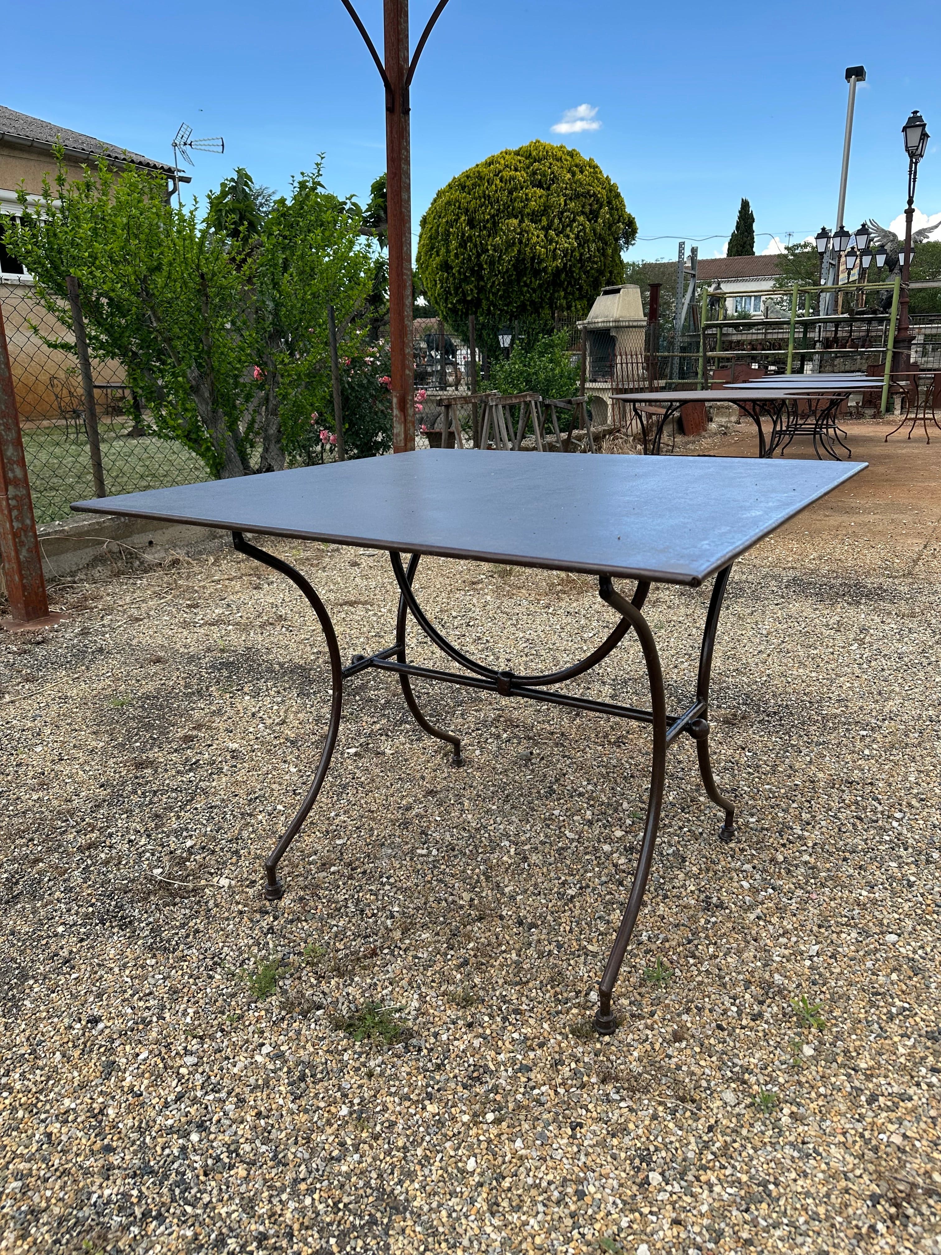 Table de jardin en fer forgé artisanal