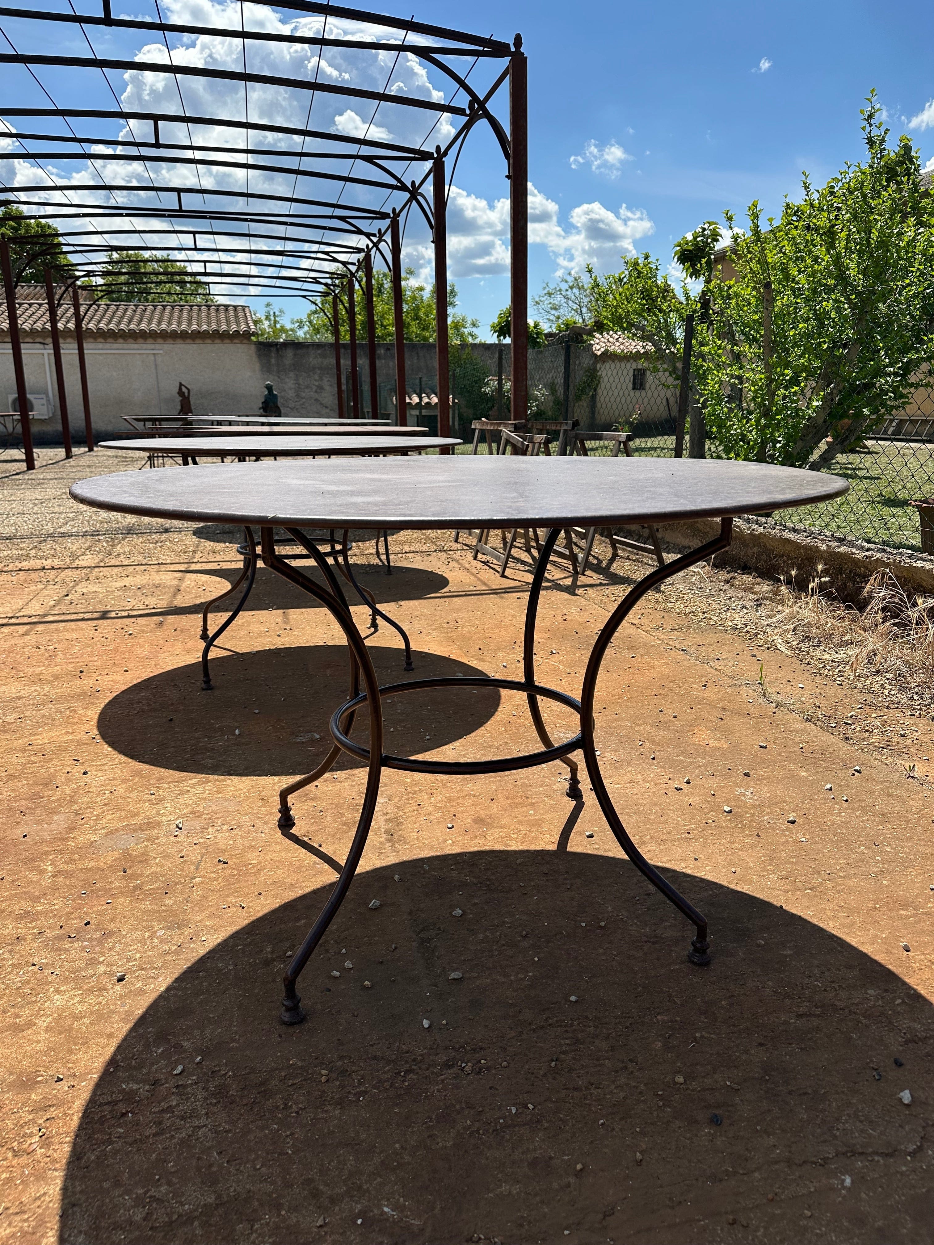 Table de jardin en fer forgé artisanal