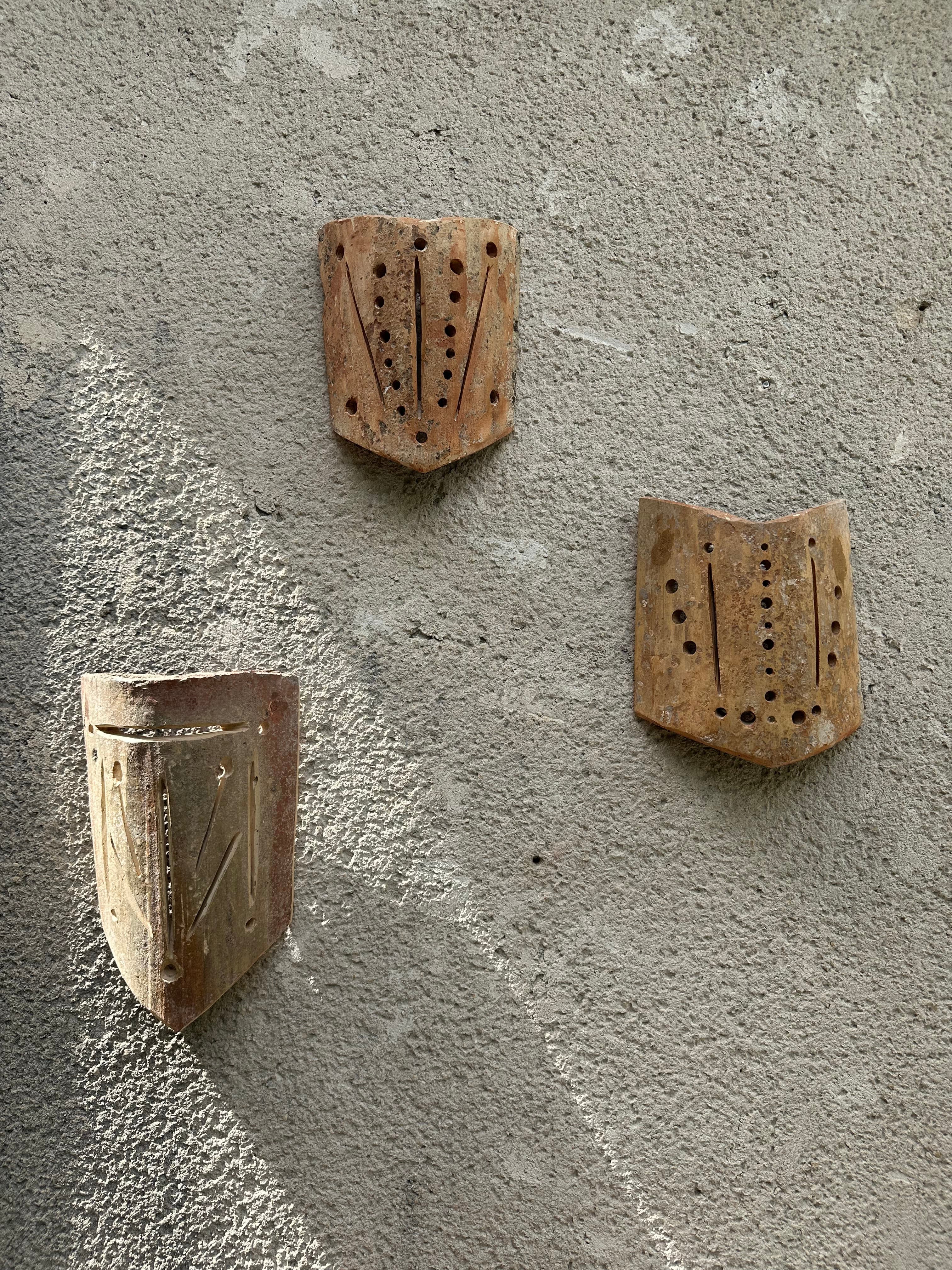 Appliques murales en tuiles provençales