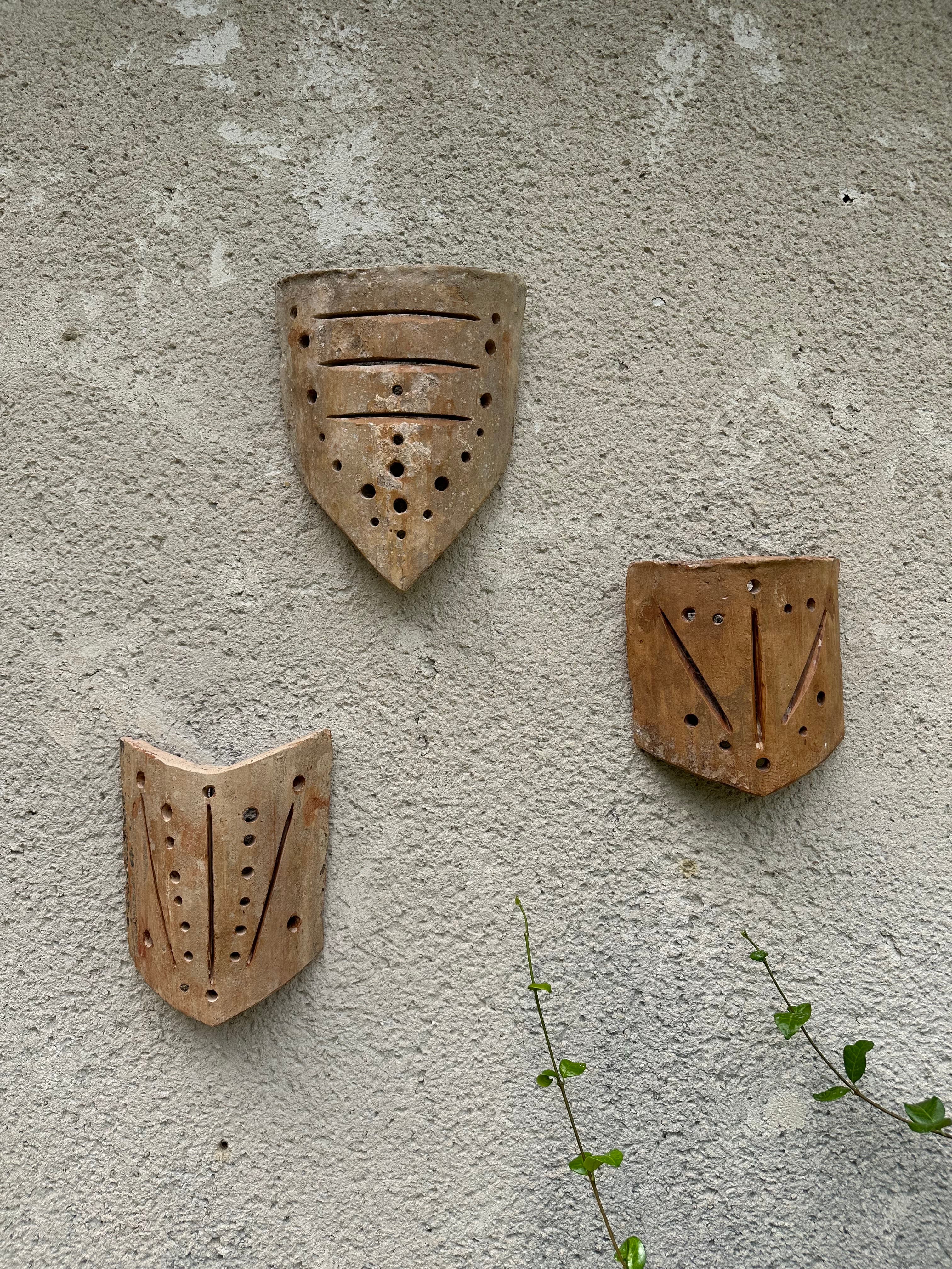 Appliques murales en tuiles provençales