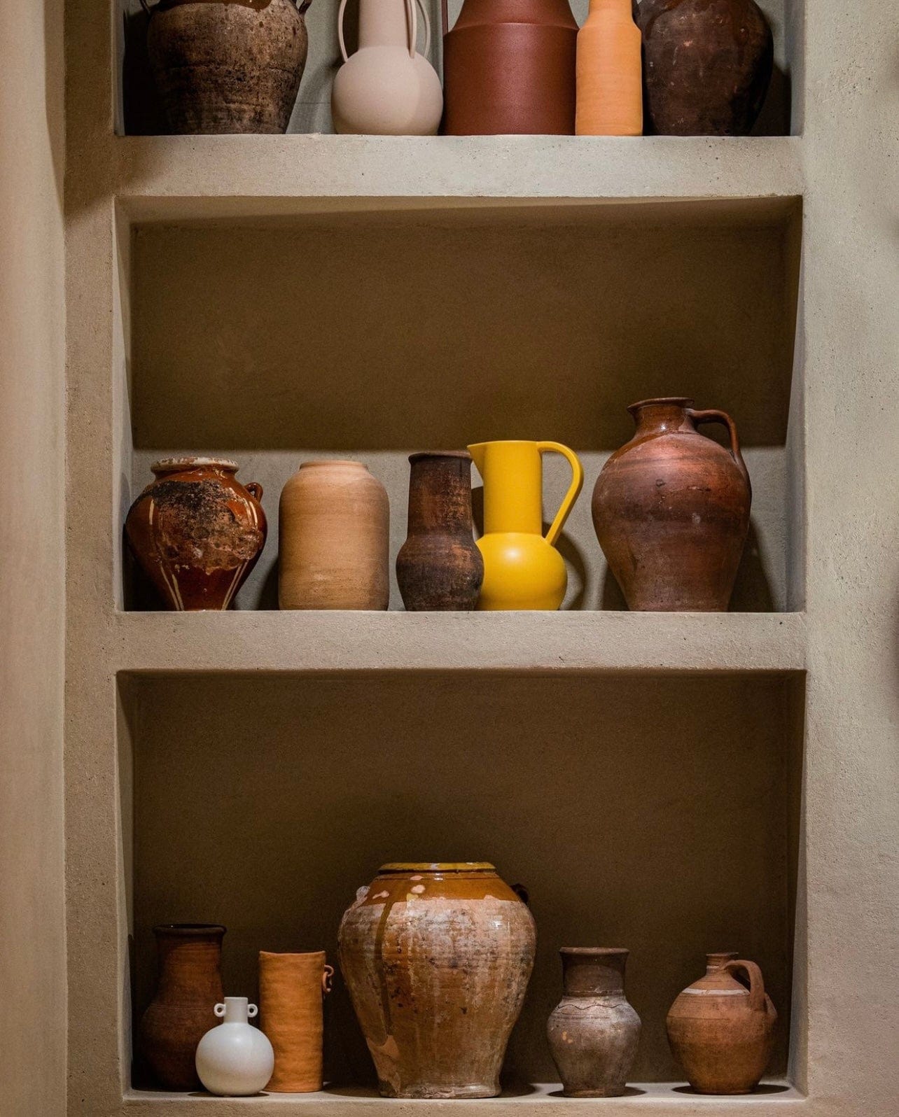 Jarres et poteries niche béton ciré