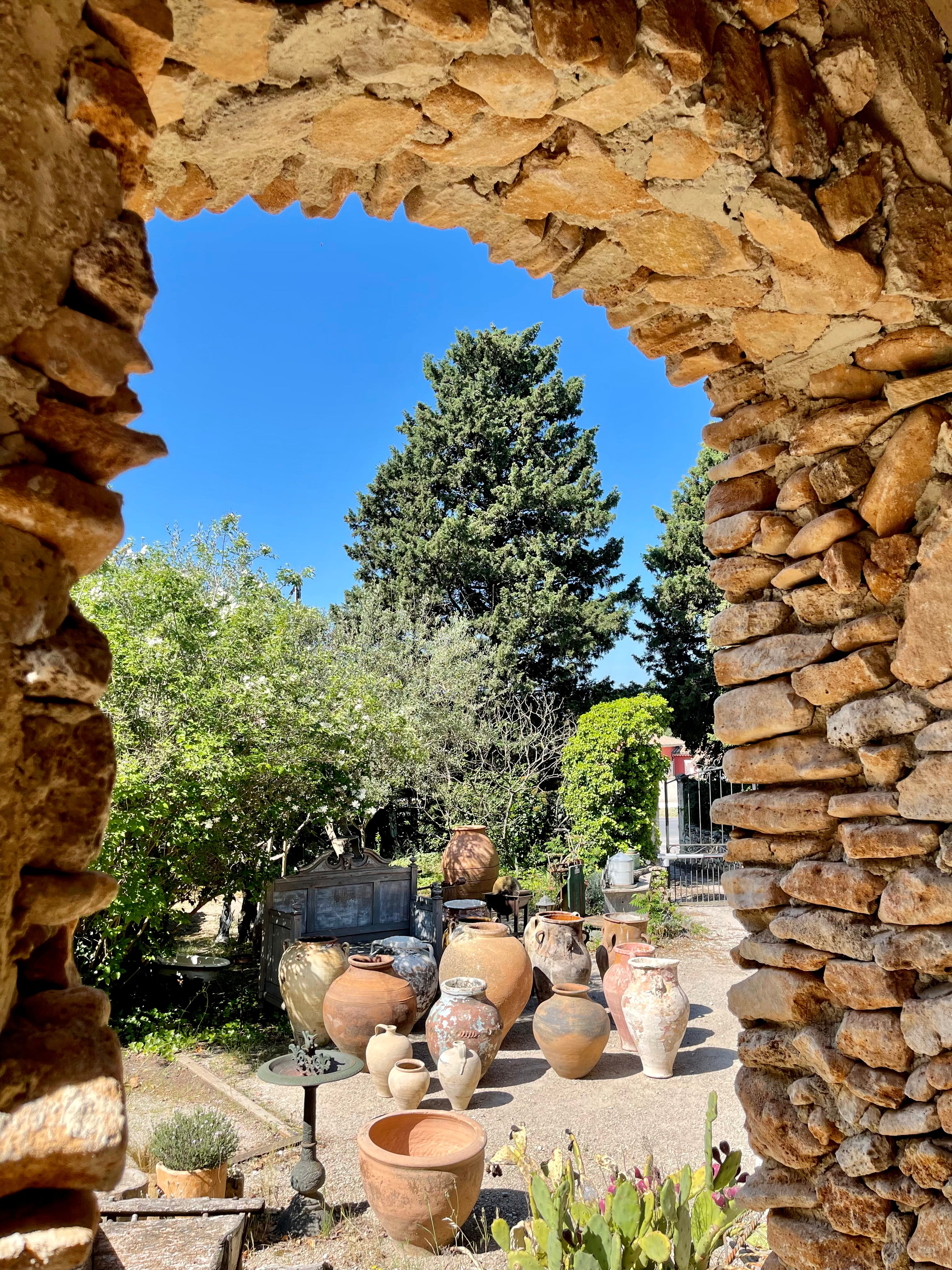 Jarres et poteries brocante à Saumane-de-Vaucluse en Provence