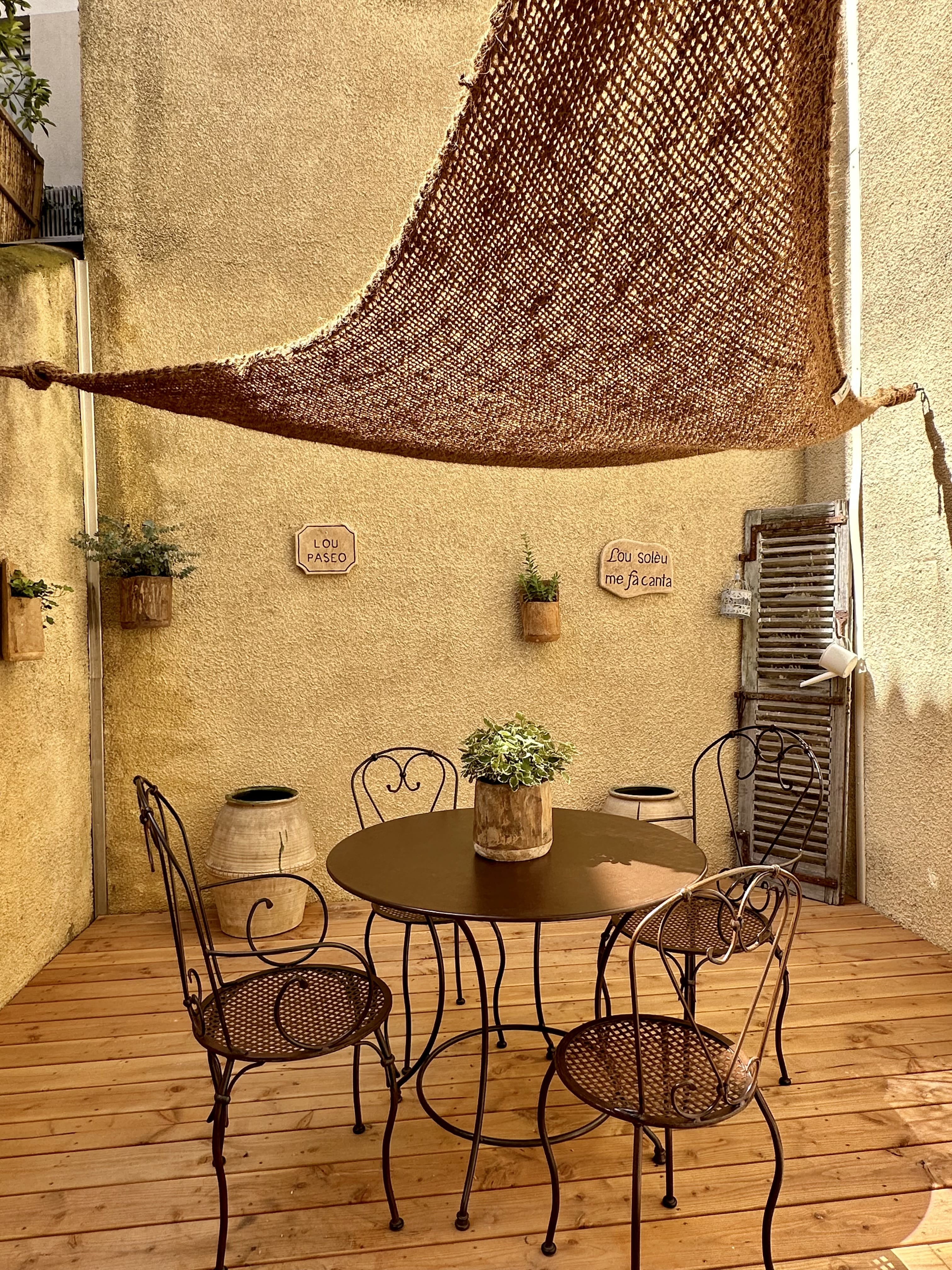 Lourmarin - Pot en tuiles Provençales