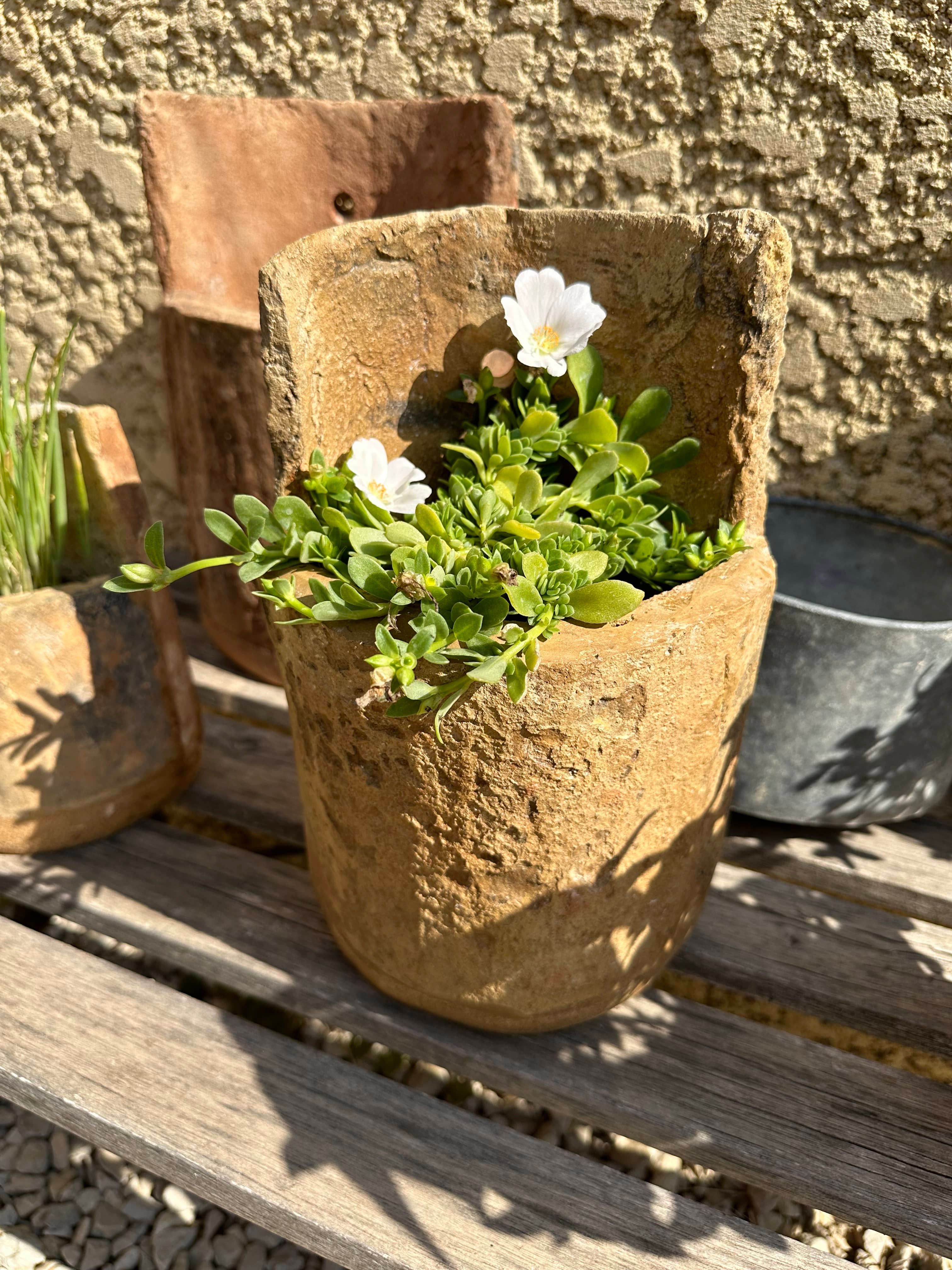 Lourmarin - Pot en tuiles Provençales