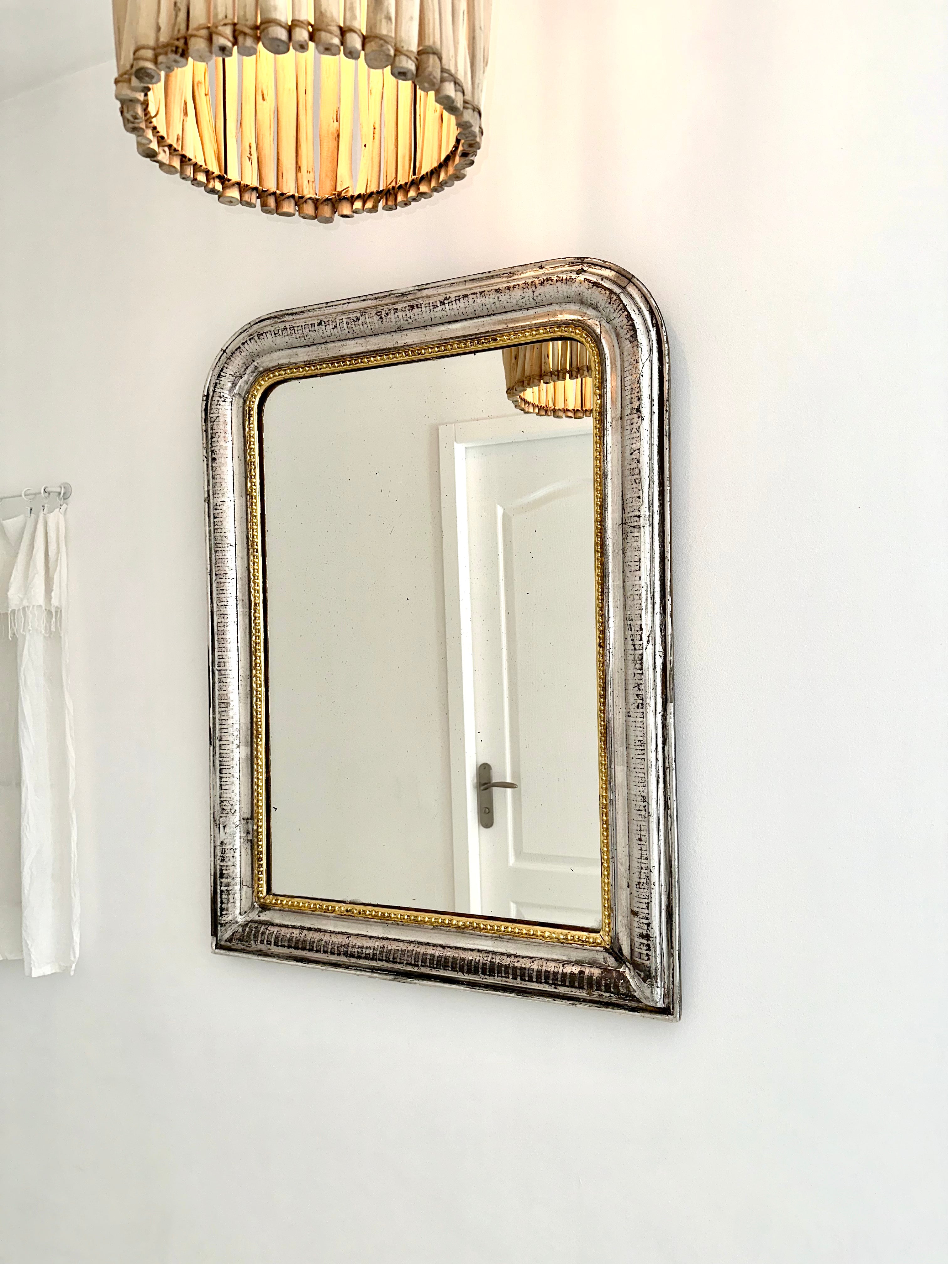Miroir Louis-Philippe argenté dans une entrée