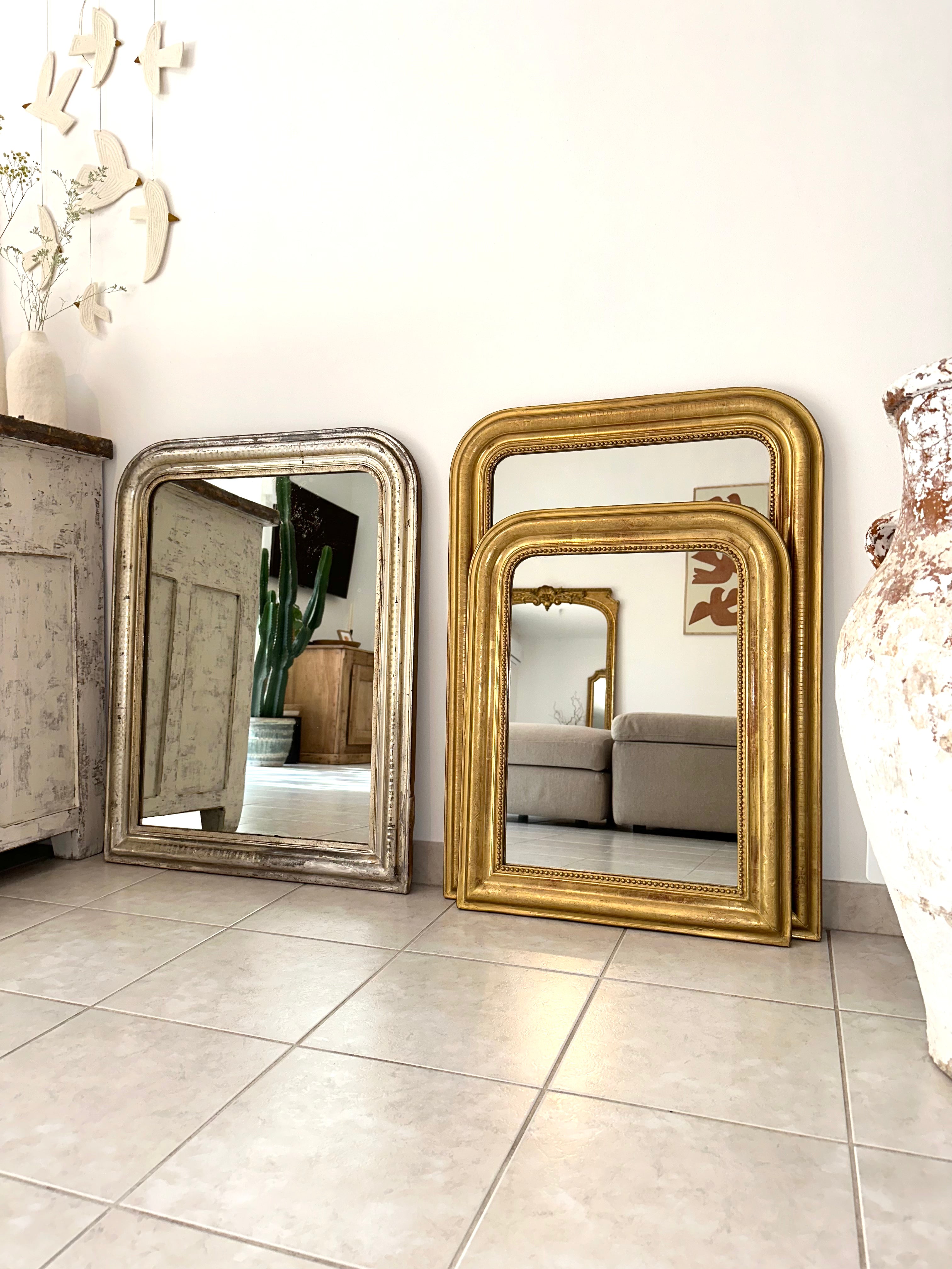 Miroir Louis-Philippe ancien doré et argenté dans le salon