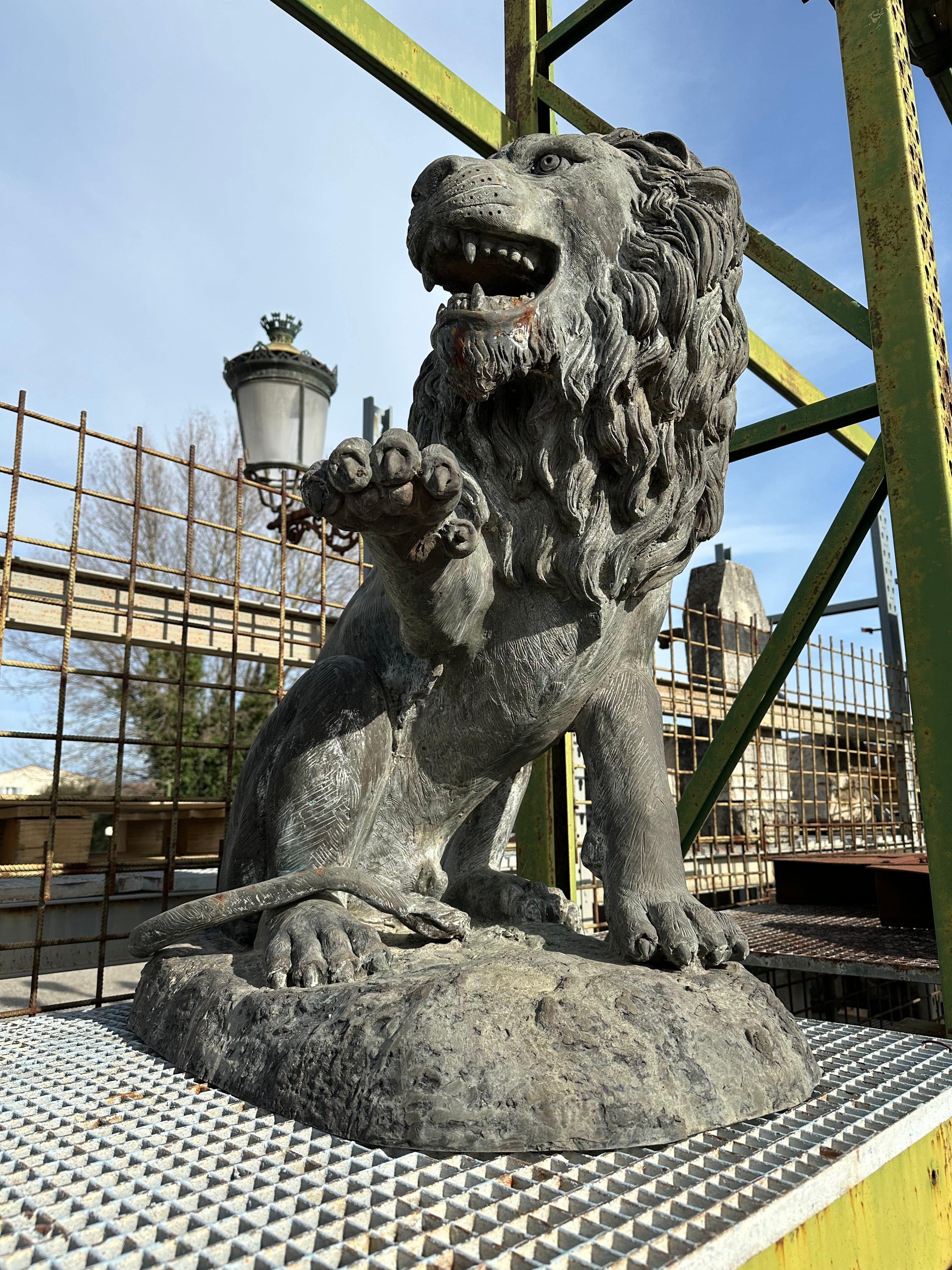 Paire de lions en bronze