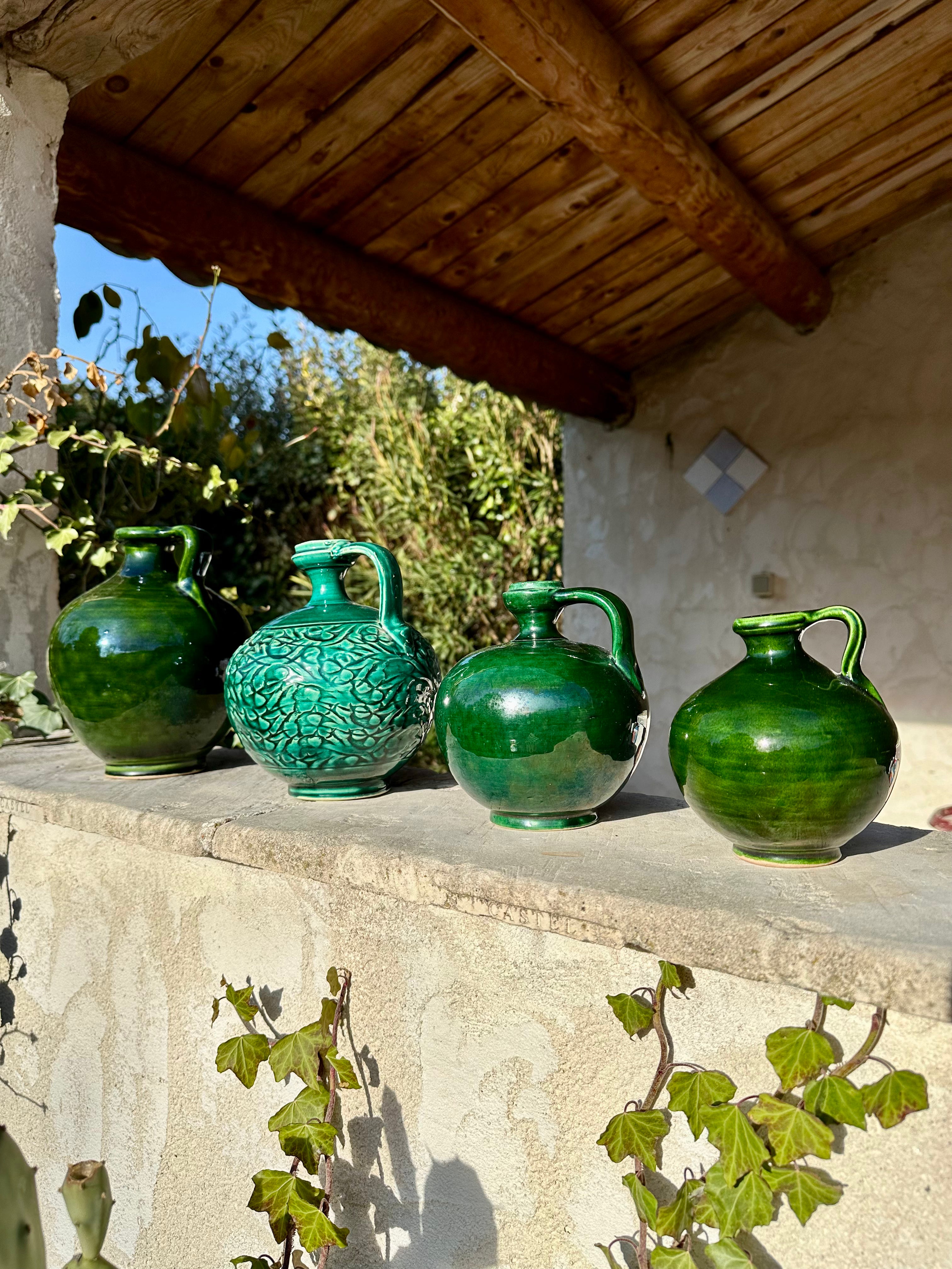 Pichets de couleur verte sur un terrasse en Provence