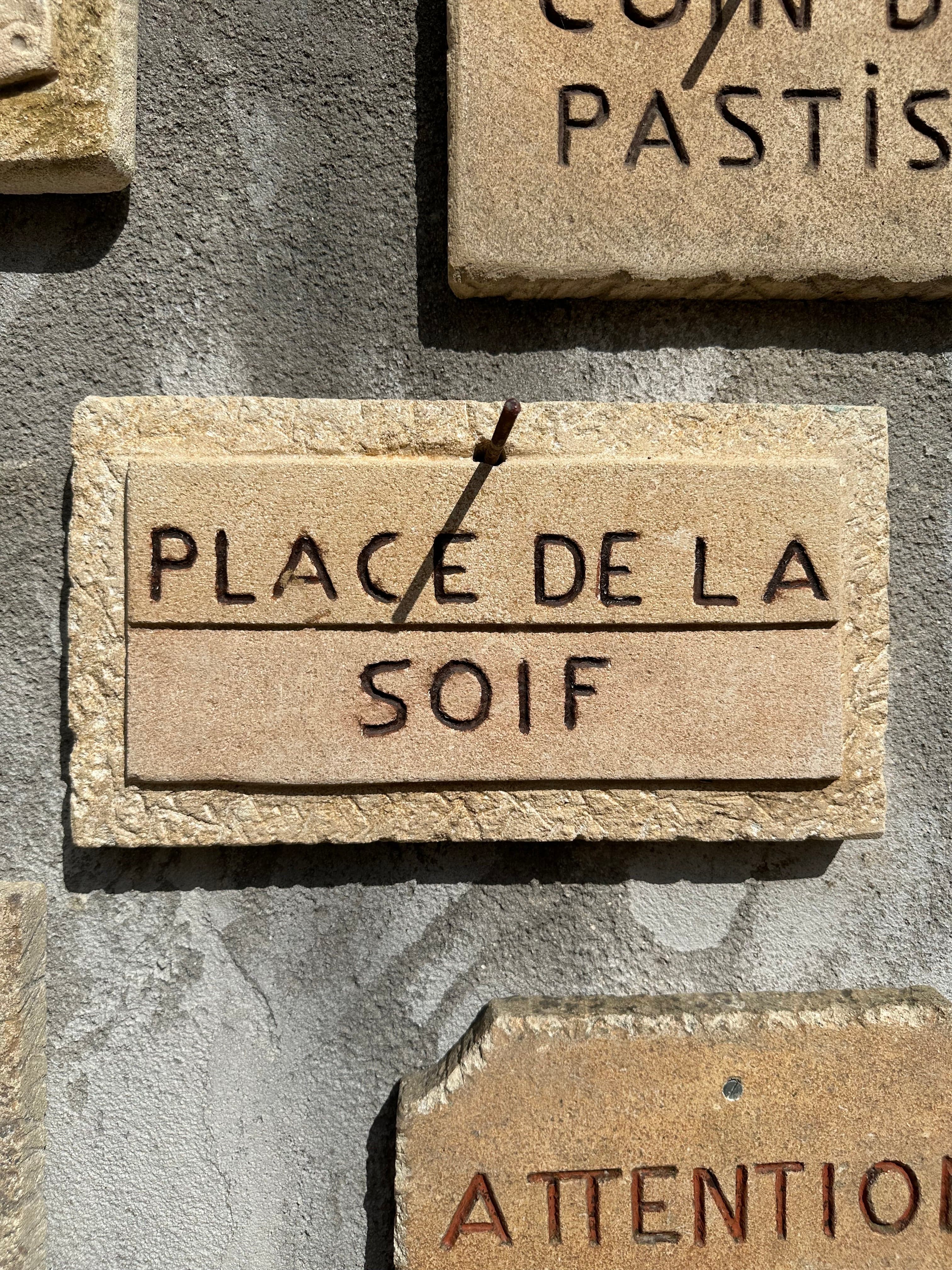 Plaques en pierre naturelle Place de la soif 35 x 20 cm