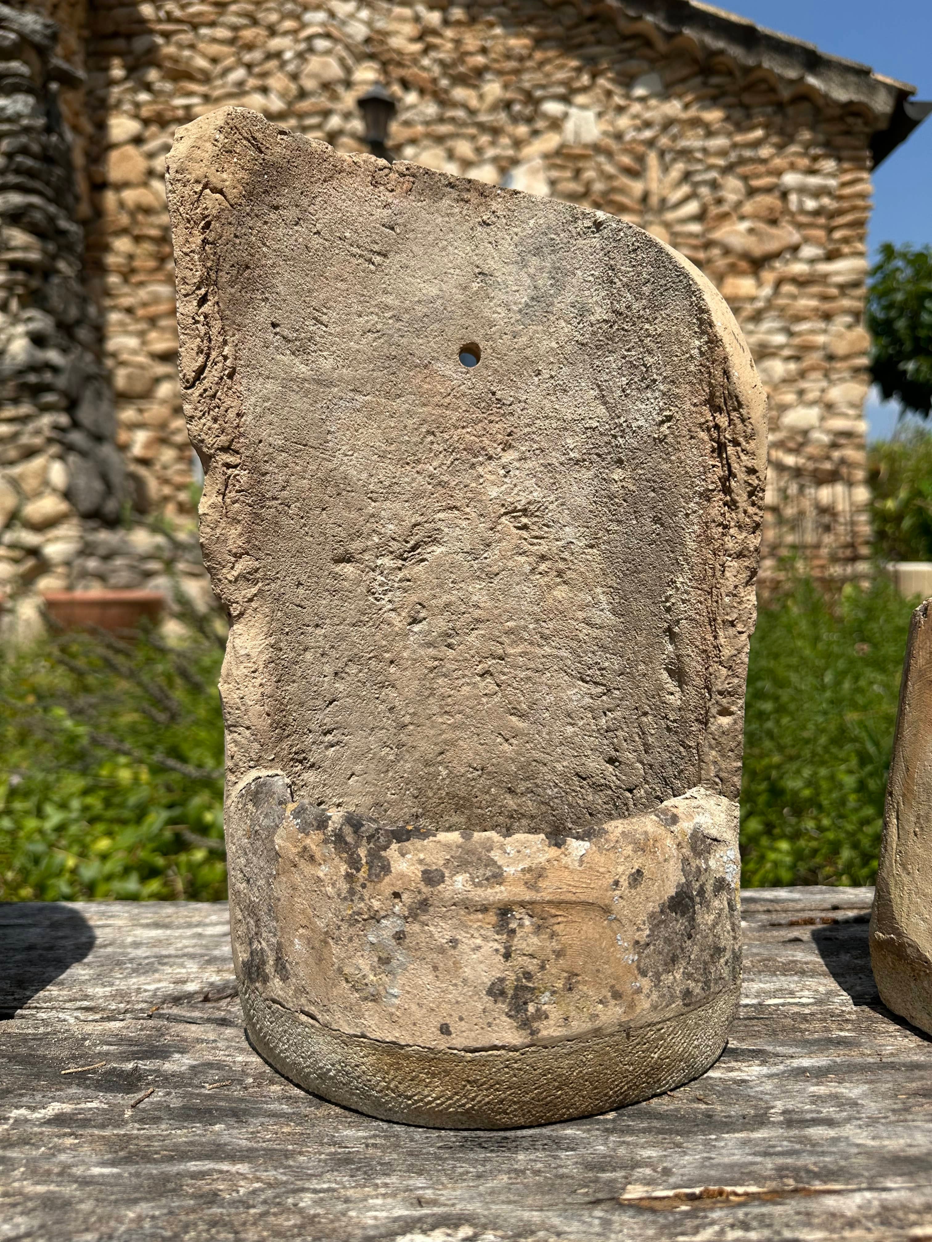Pots en tuiles Provençales Porte bouteilles mural diamètre 19 ; hauteur 33 cm
