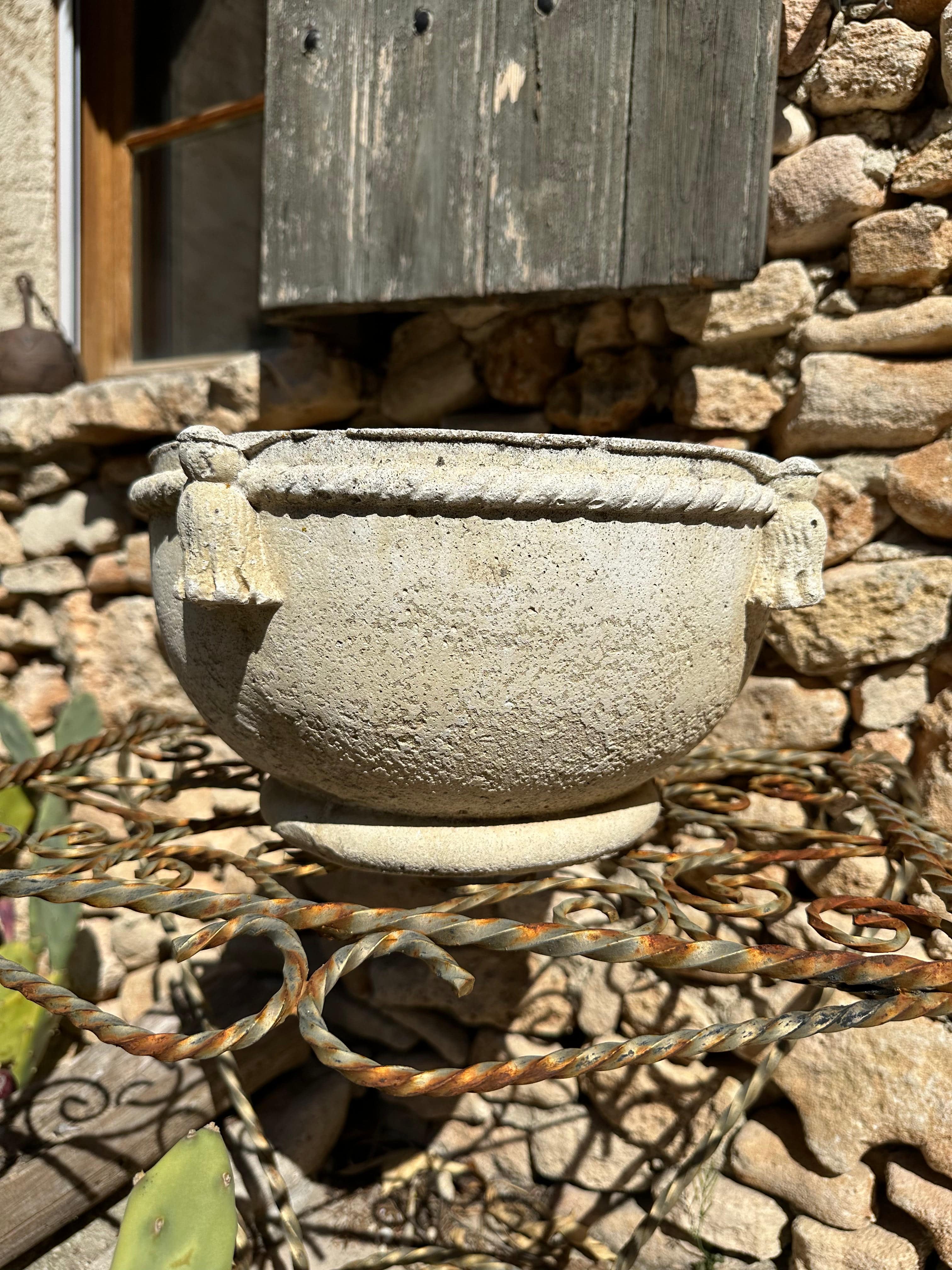 Pot jardinière en pierre