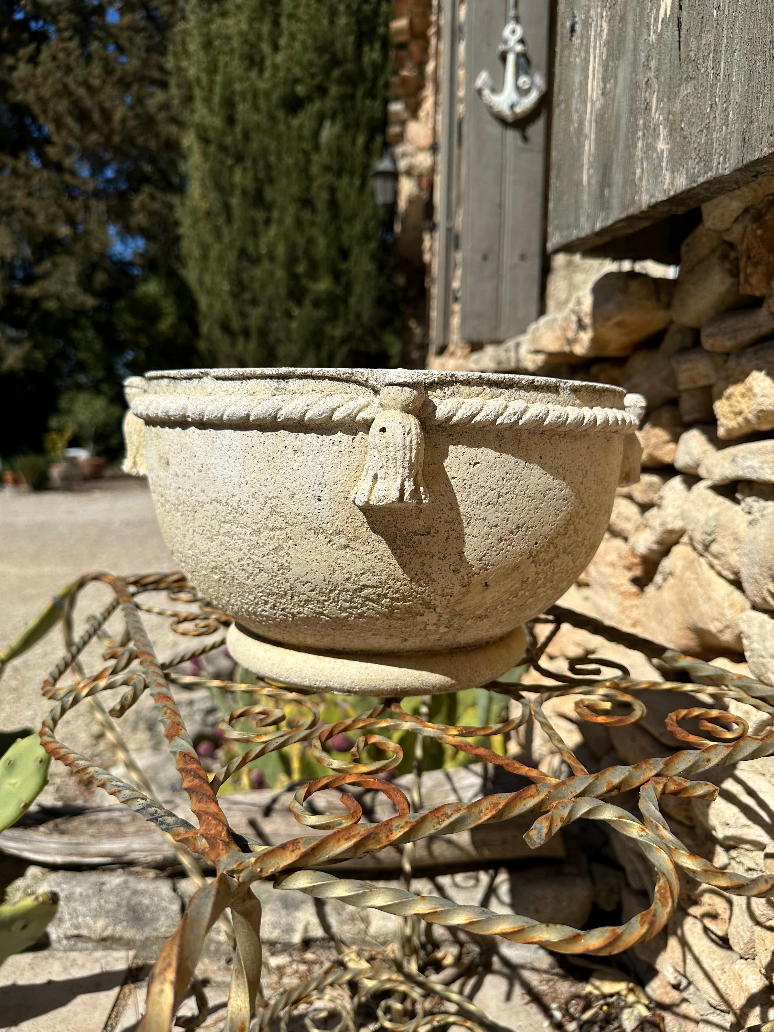 Pot jardinière en pierre